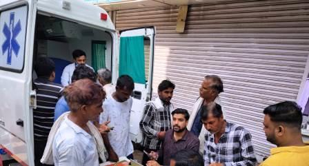 सादाबाद : लेबर चौराहे पर लगा स्वास्थ्य और आयुष्मान कार्ड शिविर, 118 मरीजों का उपचार, 11 श्रमिकों के बनाए गए आयुष्मान कार्ड, 15 की सीबीसी और 25 मरीजों की शुगर जांच; सभी को निःशुल्क दवाएं वितरित