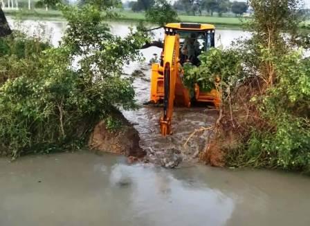 सादाबाद : दर्जनों बीघा फसल पानी पानी, बम्बा की पटरी कटी, कुम्हरई और सरौंठ गांवों के बीच नहर में पानी छोड़े जाने से कटी पटरी