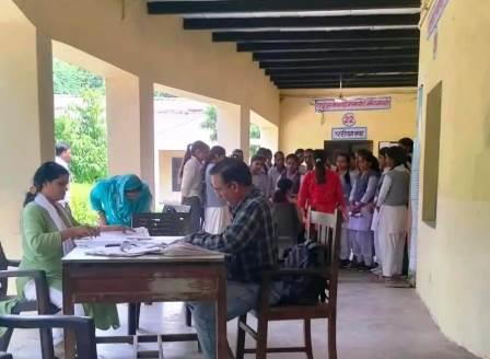 सादाबाद : डाक्टरों की टीम ने किया विद्यार्थियों का स्वास्थ्य परीक्षण, नौगांव के श्री दीपचंद उच्चतर माध्यमिक विद्यालय में मेडिकल कैंप का आयोजन