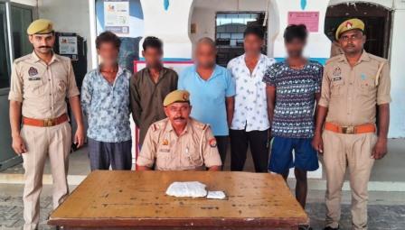 हसायन पुलिस ने जुआ खेलते पांच आरोपियों को किया गिरफ्तार, 1100 रुपये व ताश की गड्डी बरामद