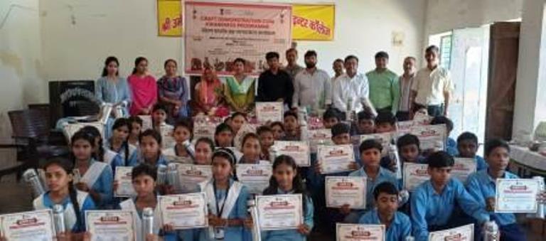 तीन दिवसीय शिल्प प्रदर्शन एवं जागरूकता कार्यक्रम का हुआ समापन, विद्यार्थियों को सिखाए हस्तशिल्प के हुनर