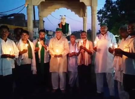 सादाबाद : छात्रों की मौत भाकियू टिकैत ने जताया दुख, भारत रत्न चौधरी चरण सिंह स्मारक पर निकाला गया कैंडिल मार्च