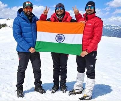 सादाबाद : क्षेत्र के पर्वतारोही लद्दाख की चोटी पर फहराया तिरंगा, पर्वतारोहियों की टीम बरामई के होरीलाल रहे शामिल