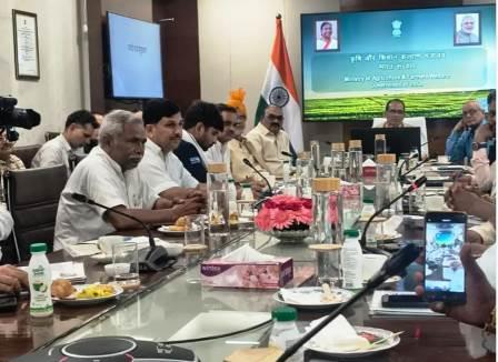सादाबाद : केंद्रीय कृषि मंत्री से मिले धर्मेंद्र चौधरी, दिल्ली में केंद्रीय कृषि मंत्री शिवराज सिंह ने किसान संगठनों के साथ की बैठक