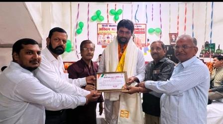 सिकन्दराराऊ : हिंदी दिवस की पूर्व संध्या पर मां भारती पब्लिक स्कूल में सजा कवि सम्मेलन, कवियों ने अपनी रचनाओं से बांधा समां, हिंदी के प्रति जागरूकता और सम्मान का दिया संदेश