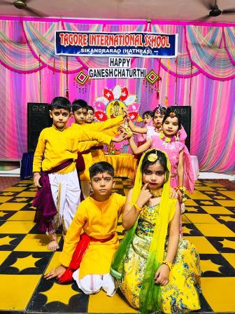 सिकन्दराराऊ : टैगोर इंटरनेशनल स्कूल में धूमधाम से मनाई गई गणेश चतुर्थी, नन्हे-मुन्ने बच्चों ने सांस्कृतिक नृत्य और गणेश स्वरूप से मोहा मन, विद्यार्थियों को बताया गणेश चतुर्थी का महत्व