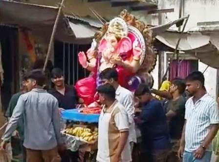 सादाबाद : धूमधाम से स्थापित हुए गणपति जी, बिसावर में स्थापना से पहले निकाली गई शोभायात्रा