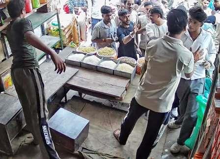 कमला बाजार में दुकान के अंदर घुसकर किशोर से मारपीट, 10-12 अज्ञात लोगों पर आरोप, दिनदहाड़े हुई घटना से बाजार में मचा हड़कंप, पुलिस ने एनसीआर दर्ज कर घायल का कराया मेडिकल