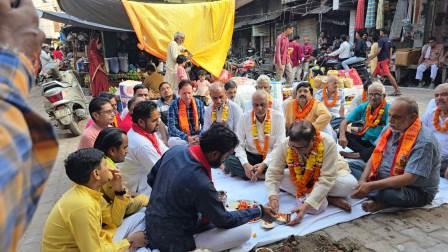 सासनी : अयोध्या चौक पर ध्वजारोहण के साथ रामलीला महोत्सव की तैयारियों का शुभारंभ, चार अक्टूबर से रामलीला मैदान में होगा श्री रामलीला का मंचन, 100 वर्ष से अधिक पुरानी है ध्वजारोहण की परंपरा