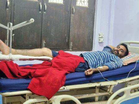 हाथरस में बंदरों का प्रकोप : बंदरों के हमले से स्कूटी सवार दंपती और बच्चा घायल, युवक के घुटने में फ्रैक्चर
