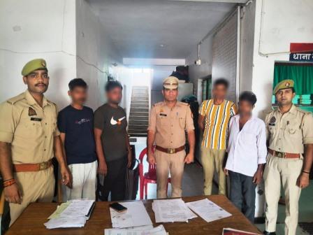 सादाबाद पुलिस ने जुआ खेलते चार आरोपियों को किया गिरफ्तार