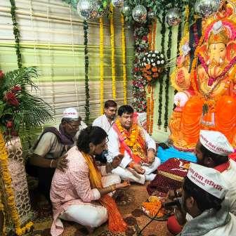 सासनी : गणेश चतुर्थी पर निकली भव्य शोभायात्रा, पुष्पवर्षा से हुआ गजानन का स्वागत
