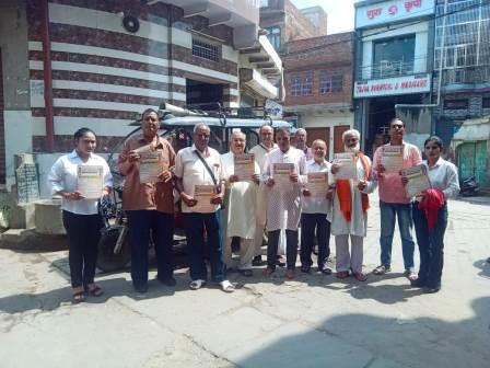 चंदन का तिलक और पीले चावल देकर साहित्य प्रेमियों को दिया ब्रजभाषा कवि सम्मेलन का न्योता