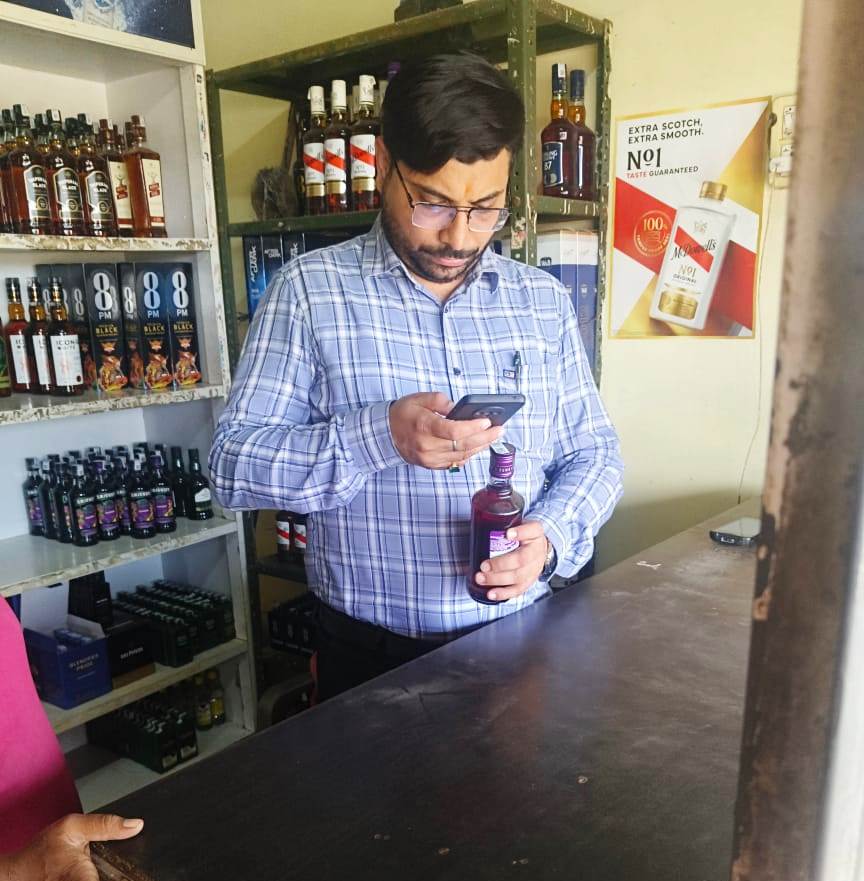 सादाबाद क्षेत्र में आबकारी विभाग की कार्रवाई, मदिरा दुकानों का किया औचक निरीक्षण