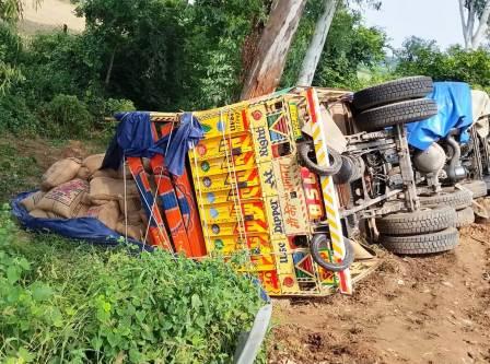 गाय को बचाने के चक्कर में अनियंत्रित हुआ ट्रक, हाईवे किनारे गड्ढे में पलटा