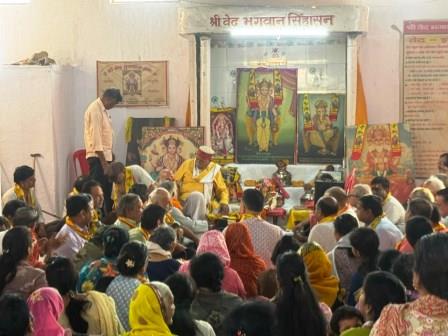 दाऊजी महाराज के मंदिर में धूमधाम से मनाया देव छठ उत्सव, भक्ति गीतों पर झूमे श्रद्धालु