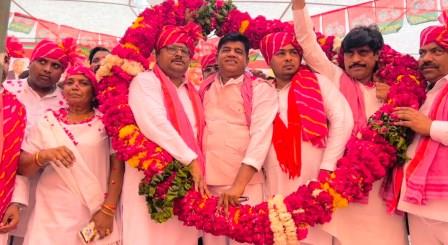 सिकन्दराराऊ : चुरसेन में सपा की पीडीए चौपाल, बारिश के बीच जुटे कार्यकर्ता