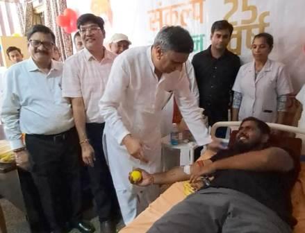 सादाबाद : प्रधानमंत्री के जन्मदिन पर लगाया रक्तदान शिविर, सीएचसी पर हुआ कार्यक्रम, विधायक गुड्डू चौधरी ने किया शुभारंभ