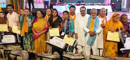 विश्वकर्मा जयंती पर 48 महिलाओं को मिली सिलाई मशीन, स्वरोजगार की दिशा में बढ़ा कदम