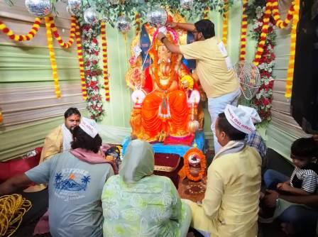 सासनी : शहीद पार्क में गूंजे गणपति के जयकारे, भजन संध्या में भक्ति में झूमे श्रद्धालु