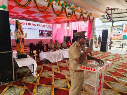 फर्जी अधिकारी बनकर डराने वालों से सावधान, दाऊजी मेले में पुलिस ने समझाया डिजिटल अरेस्ट का सच, QR कोड, OTP और APK फाइल से ठगी पर पुलिस ने किया अलर्ट