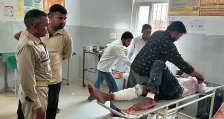सहपऊ : अलग-अलग सड़क दुर्घटनाओं में दो मासूमों समेत छह घायल, एक गंभीर घायल को आगरा और दो को हाथरस किया रेफर, स्कॉर्पियो की टक्कर से पहली घटना तो अज्ञात वाहन की टक्कर से दूसरी दुर्घटना