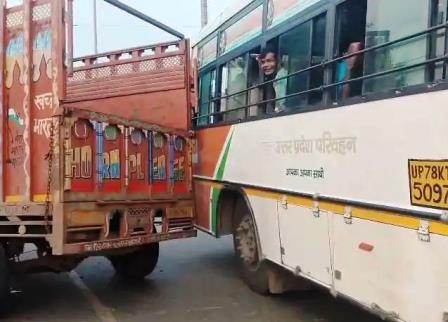 सादाबाद : डिवाइडर से टकराई अनियंत्रित लोडर मैक्स, कस्बे के विनोबा नगर चौराहे के निकट हुआ हादसा, यातायात प्रभावित