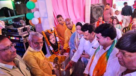 श्री दाऊजी मेले के ब्रजभाषा कवि सम्मेलन में बरसी काव्य की रसधार, ठहाकों और तालियों से गूंजा मेला परिसर, काका हाथरसी की कविताओं से लेकर ब्रज के हास्य-व्यंग्य, वीर रस और गीतों तक सजा मंच, आरती मदरासी ने कराई कविता के जरिए पूरे भारत की यात्रा