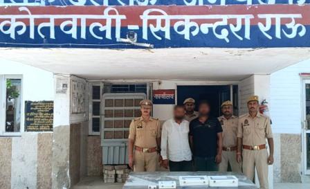 सिकंदराराऊ में महिला के कुंडल और युवक का मोबाइल छीनने वाले दो आरोपी गिरफ्तार, तमंचे-कारतूस और बाइक बरामद