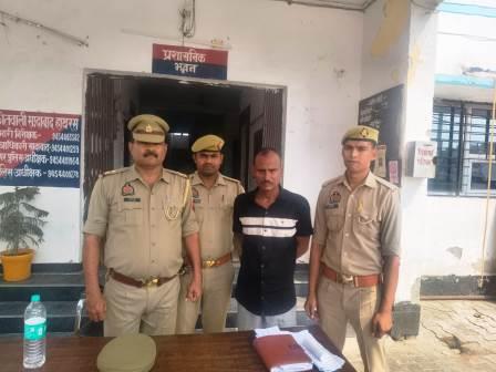 चार जिलों में 45 मुकदमे, 20 साल से फरार ₹25 हजार का इनामी हिस्ट्रीशीटर गिरफ्तार, साधु का भेष बनाकर छिपता रहा हिस्ट्रीशीटर, हाथरस पुलिस ने सादाबाद-राया बॉर्डर से दबोचा