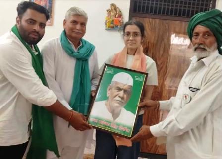 सादाबाद : किसान संगठन ने किया अनुराधा का स्वागत, अनुराधा ने नेट जेआरएफ में हासिल की है ऑल इंडिया 61वीं रैंक
