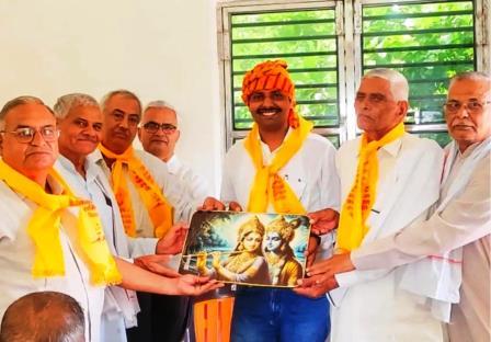सादाबाद : जाट कल्याण समिति ने किया चित्रकार हाथरसी का सम्मान, भारतीय कला जगत में सामाजिक विषयों पर रेखा उकेरने वाले हैं डॉ. भेदप्रकाश सिंह