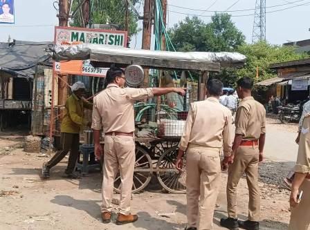 सासनी में अतिक्रमण के खिलाफ चला अभियान, हाईवे किनारे से हटाए ठेले-खोमचे