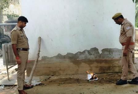सासनी पुलिस ने मृत हिस्ट्रीशीटर का हिस्ट्रीशीट खाका कराया नष्ट