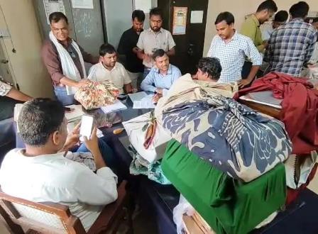 सादाबाद : विरोध में लेखपालों ने जमा किए बस्ते, मांगे पूरी न होने से नाराज लेखपालों ने छोड़ा अतिरिक्त हल्कों का कार्यभार