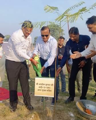 औद्योगिक विकास की जमीनी हकीकत देखने सलेमपुर पहुंचे अपर मुख्य सचिव आलोक कुमार, अल्फा मिल्क प्रोडक्ट का भी दौरा किया