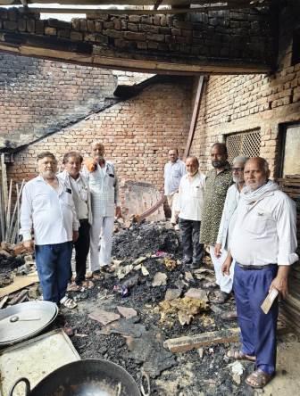 टेंट व्यापारी एसोसिएशन ने अग्निपीड़ित व्यापारी से की मुलाकात, हरसंभव मदद का भरोसा