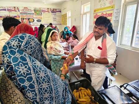 सहपऊ सामुदायिक केंद्र में गर्भवती महिलाओं को वितरित किए फल