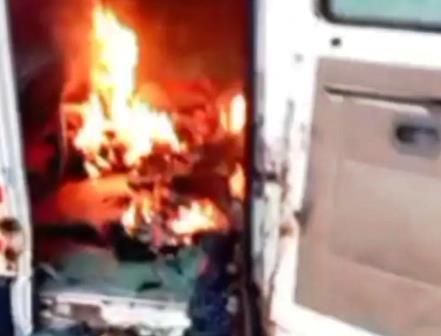 सादाबाद : सीएचसी में खड़ी निष्प्रयोज्य एंबुलेस में लगी आग, एक हफ्ते में एंबुलेंस में आग लगने की दूसरी घटना, 20 सितंबर को भी आग लगने से खाक हो गई थी एंबुलेंस