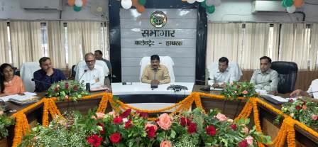 50 लाख से अधिक के निर्माण कार्यों की डीएम ने की समीक्षा, डीएम ने कहा- पात्र लाभार्थियों तक पहुंचे जनकल्याणकारी योजनाओं का लाभ