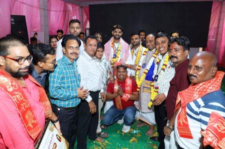 एक दिन दाऊ बाबा के नाम कार्यक्रम में भजनों पर झूमे श्रद्धालु, पंडित रामावतार शर्मा सहित प्रसिद्ध भजन गायकों ने बांधा समां, कथक नृत्य और बाल कलाकारों की प्रस्तुतियों ने मोहा मन