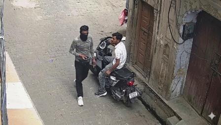 दिनदहाड़े मेडिकल स्टोर के बाहर से स्कूटी चोरी, CCTV में कैद हुई वारदात