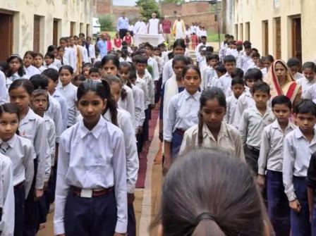 सादाबाद : राष्ट्रीय एकात्मता और सांस्कृतिक स्वाभिमान का संदेश, बिसावर स्थित सरस्वती विद्या मंदिर सामूहिक वंदे मातरम गान का आयोजन