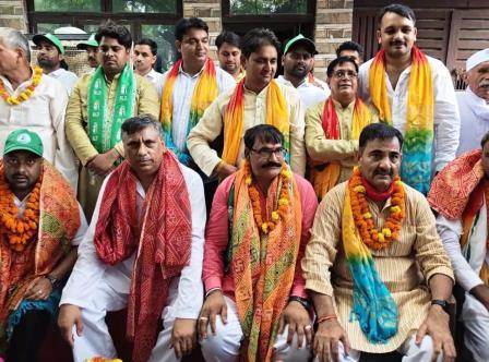 सादाबाद : स्वाभिमान यात्रा में शामिल हुए विधायक, भारत रत्न चौधरी चरण सिंह स्मारक पर माल्यार्पण के बाद कई इलाकों में पहुंची रालोद की यात्रा
