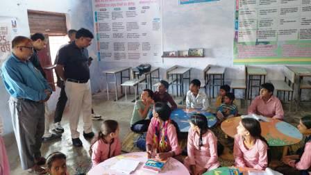 डीएम ने स्कूल में पहुंचकर परखी शिक्षा व्यवस्था, डीएम ने कक्षाओं में पहुंचकर बच्चों से पूछे सवाल, स्कूल में कम मिली छात्र-छात्राओं की उपस्थिति, रसोईघर और आंगनबाड़ी केंद्र की भी जांच