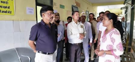 सादाबाद : सीएचसी सादाबाद में डीएम का औचक निरीक्षण, अनुपस्थित चिकित्सकों पर जताई नाराजगी