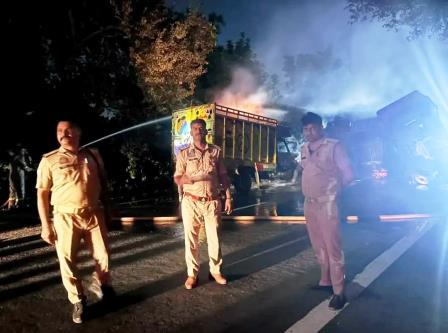 सादाबाद : दुर्घटना के बाद मैक्स लोडर में भड़की आग, आगरा रोड पर बरौस के निकट ट्रक और मैक्स लोडर की आमने सामने की भिड़ंत, दमकल ने पाया आग पर काबू, हाईवे पर काफी देर प्रभावित रहा ट्रैफिक