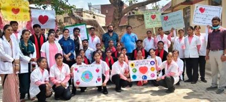 सासनी : विश्व हृदय दिवस पर पैरामेडिकल छात्रों ने नुक्कड़ नाटक से सिखाया CPR का सही तरीका