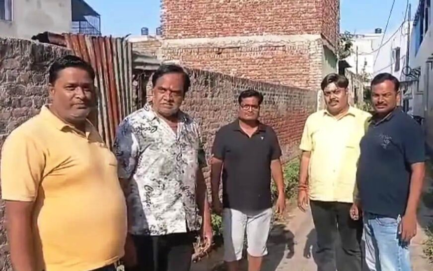 आगरा रोड पर खुले प्लॉट में डाला जा रहा डेयरी का गोबर, दुर्गंध और जलभराव से लोग परेशान