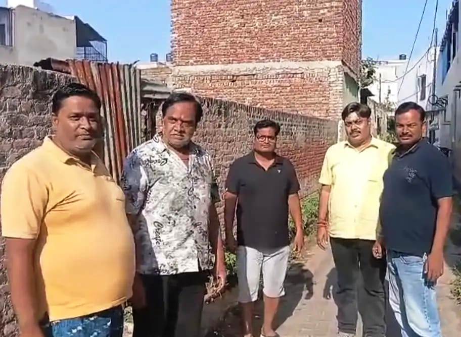 आगरा रोड पर खुले प्लॉट में डाला जा रहा डेयरी का गोबर, दुर्गंध और जलभराव से लोग परेशान